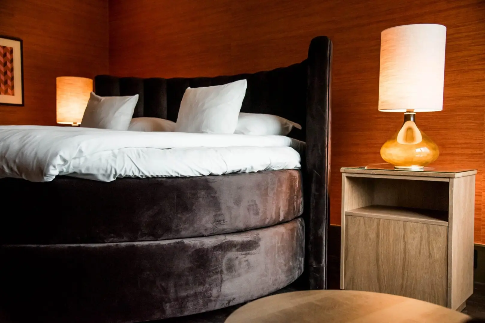 deluxe hotellrum med rund säng