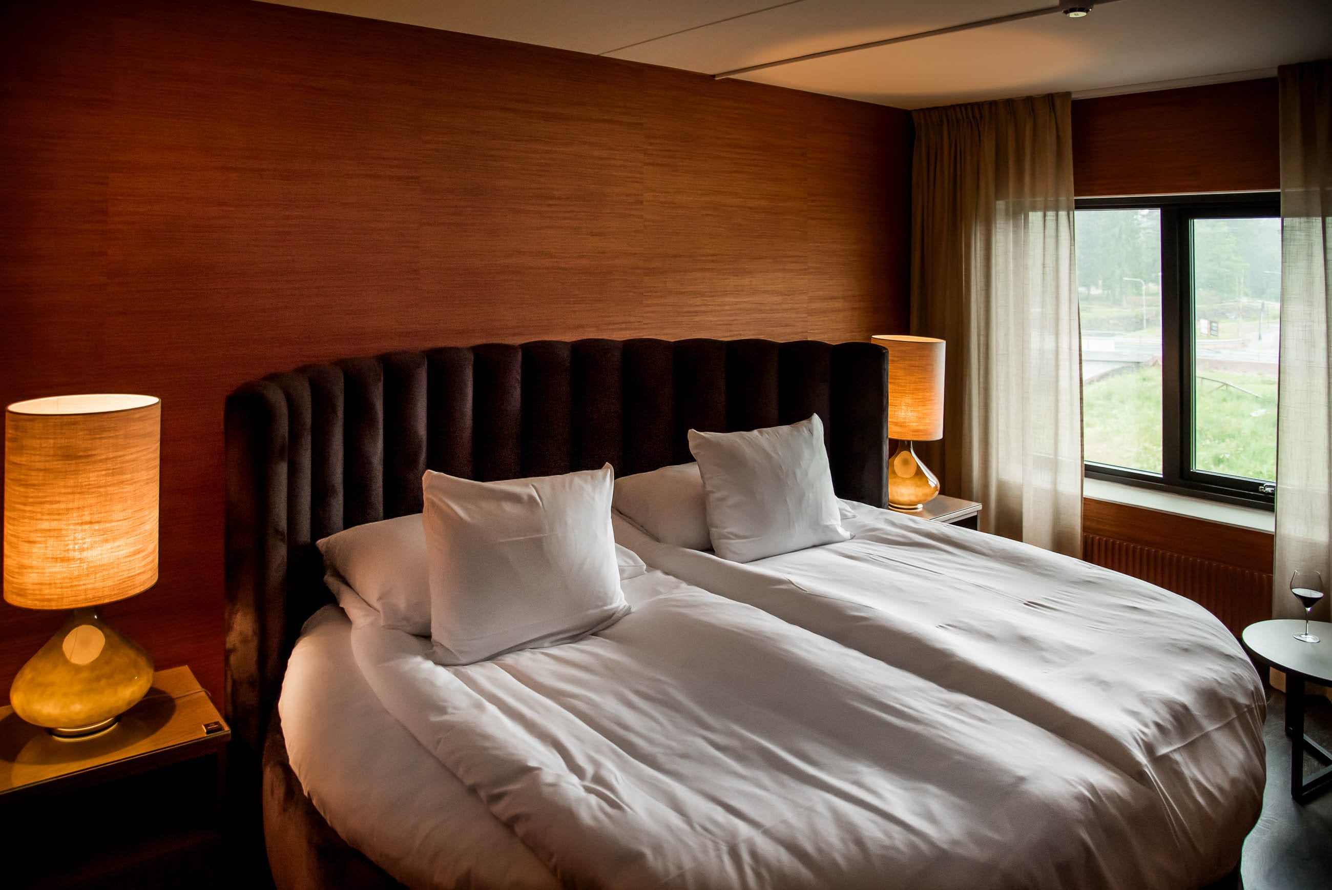 deluxe hotellrum med rund säng