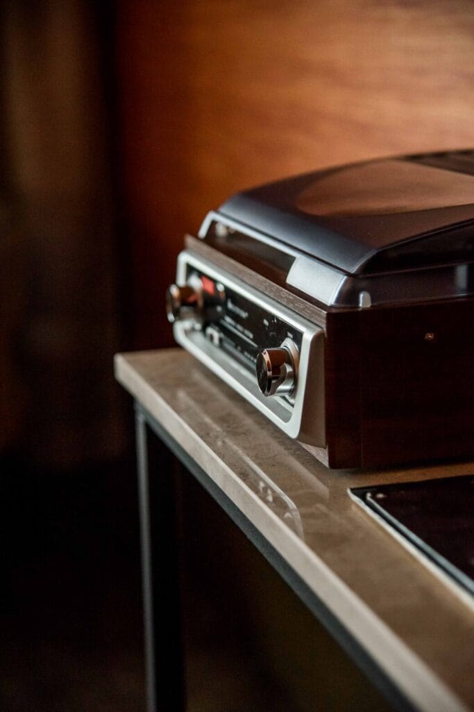 Skivspelare på deluxe hotellrum