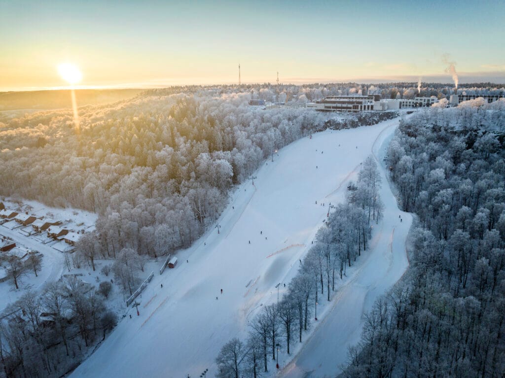 A drone image of the ski slope outside Billingehus at Billingen