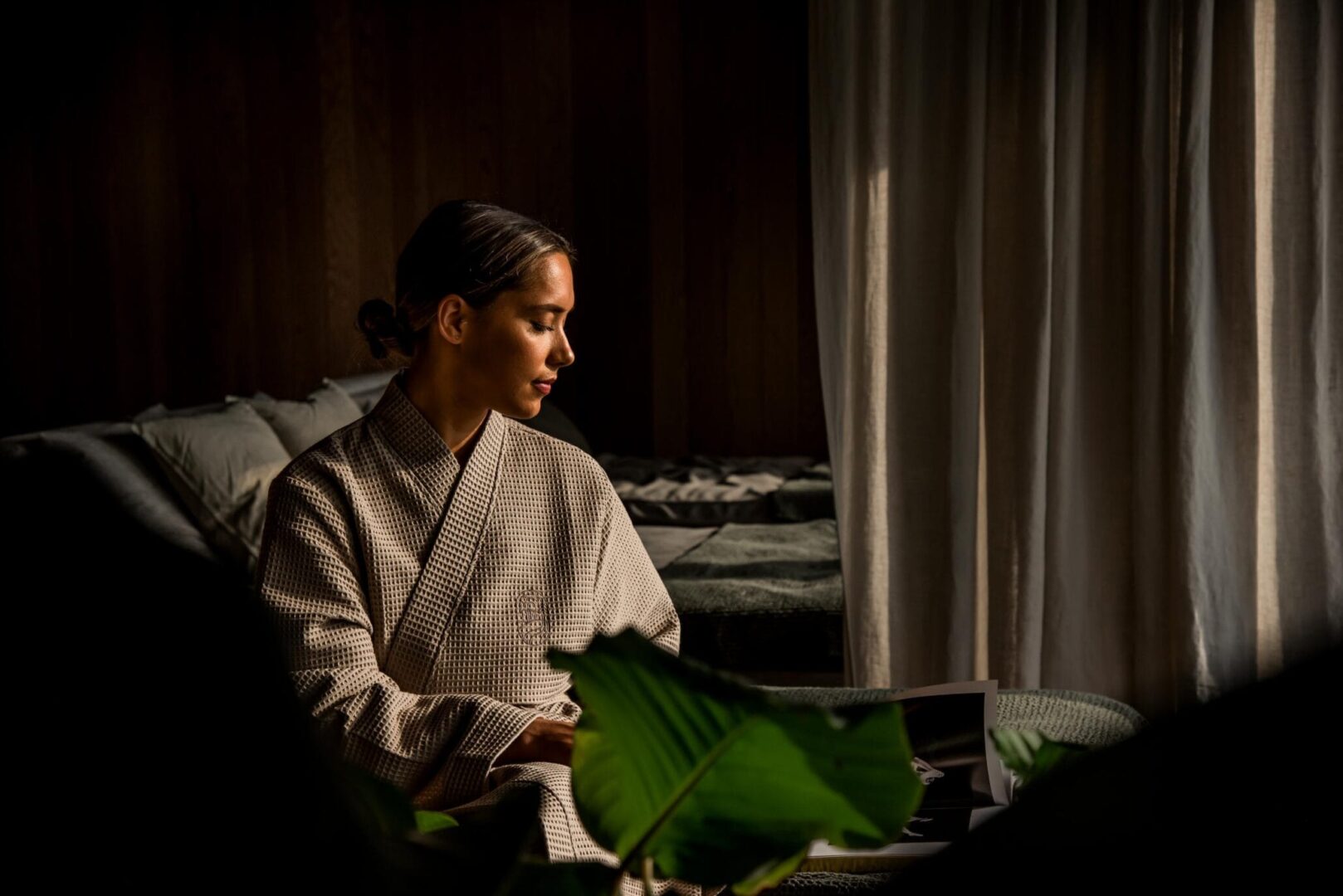 Kvinna i relaxavdelningen på earth spa Billingehus