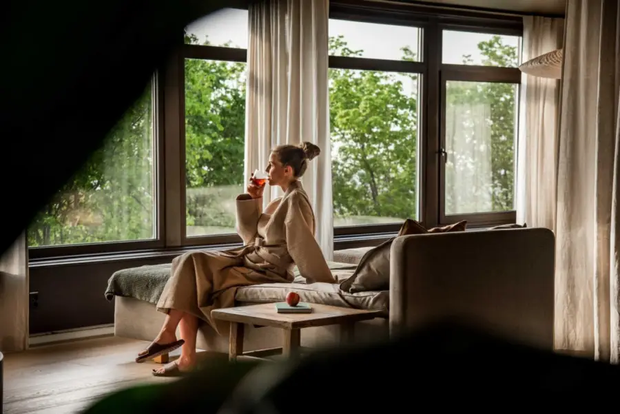 kvinna i badrock avslappningsrum