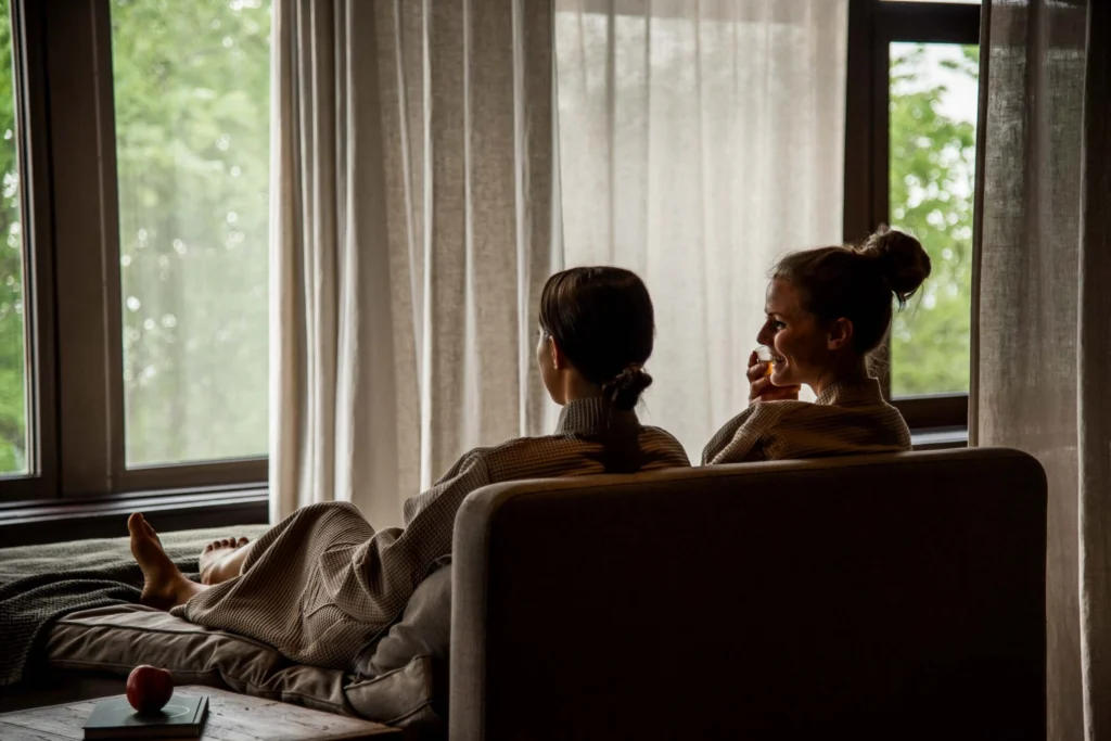Två kvinnor som pratar och ler på Earth spas viloavdelning på Billingehus i Skövde