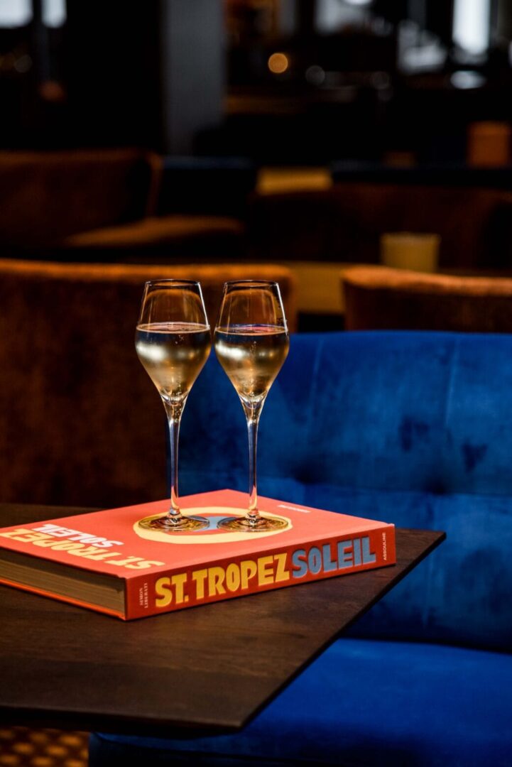 två bubbelglas i restaurang