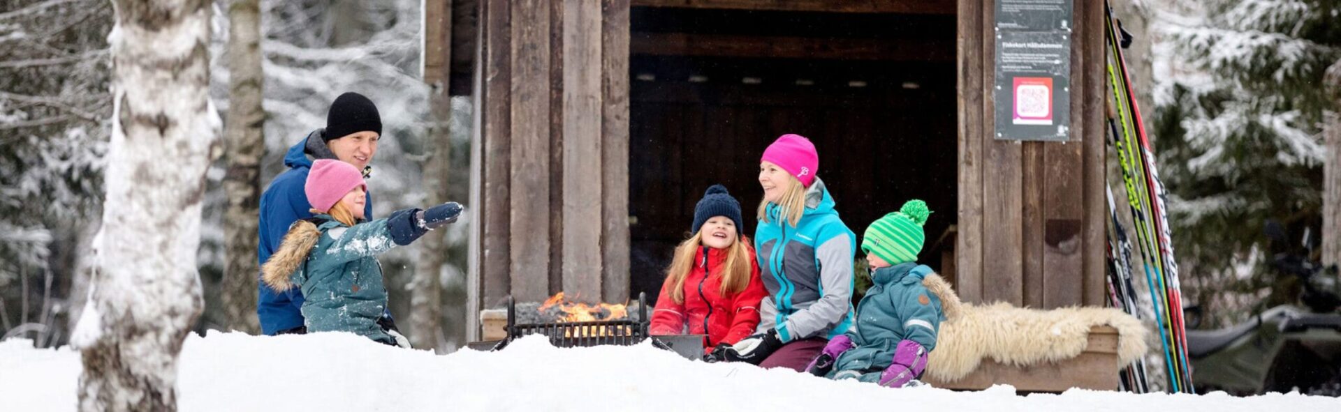 familj fikar i snön foto: next skövde tobias andersson