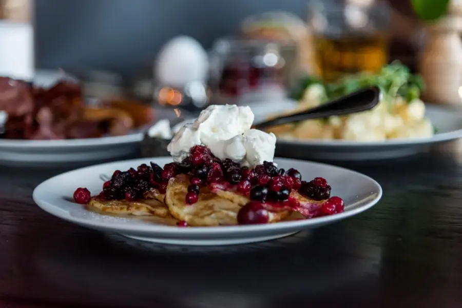 pannkakor med grädde och sylt