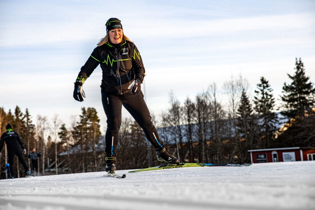 kvinna åker längdskidor på Billingen