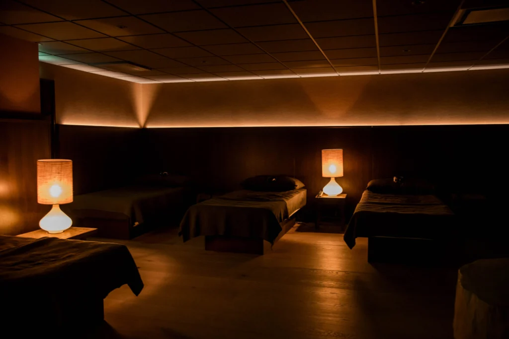 Mörkt avslappningsrum med vattensängar på Earth spa på Billinghus i Skövde
