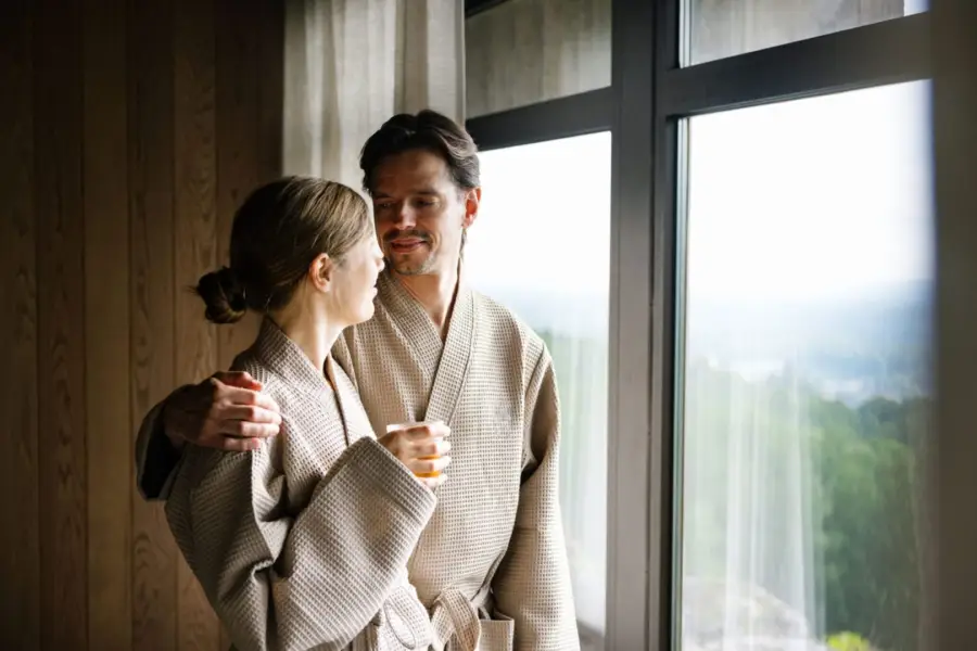 par vid fönster på earth spa