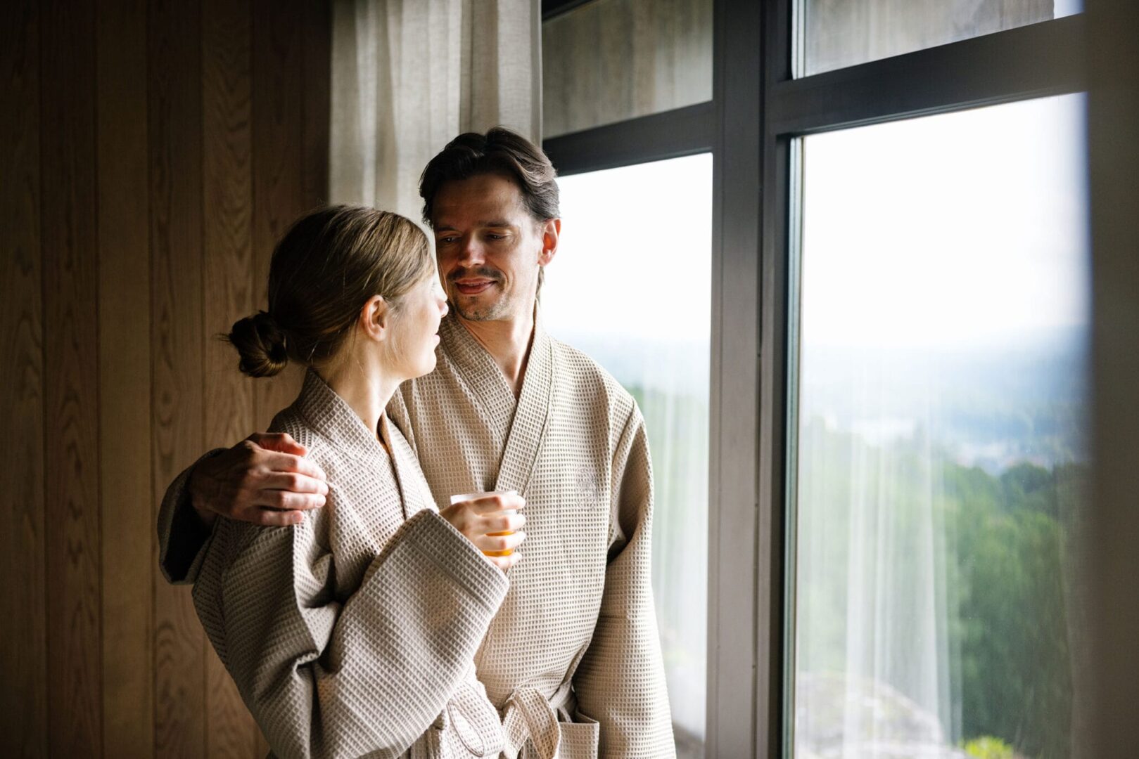 par vid fönster på earth spa