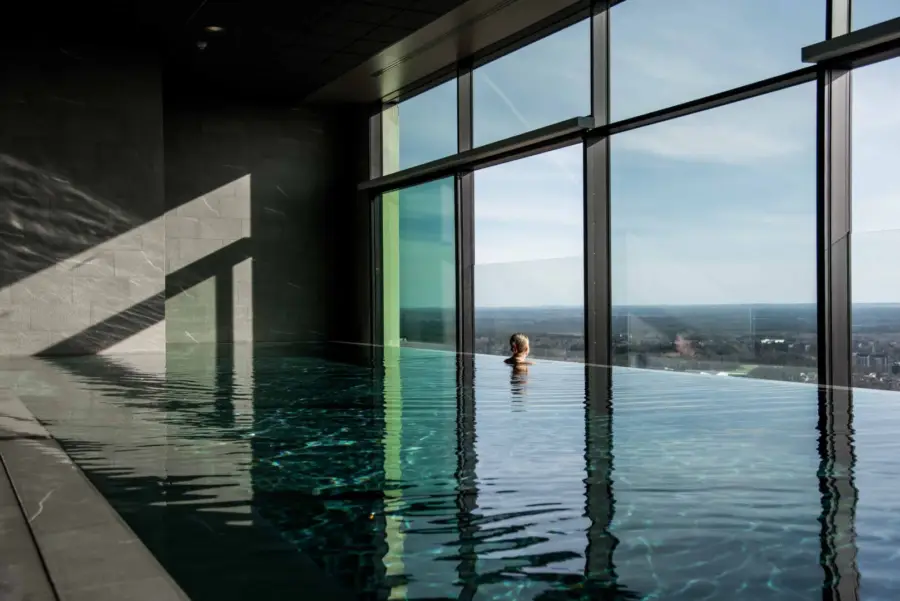 kvinna badar i pool på elevation spa