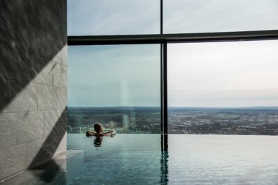 kvinna vilar på poolkant elevation spa