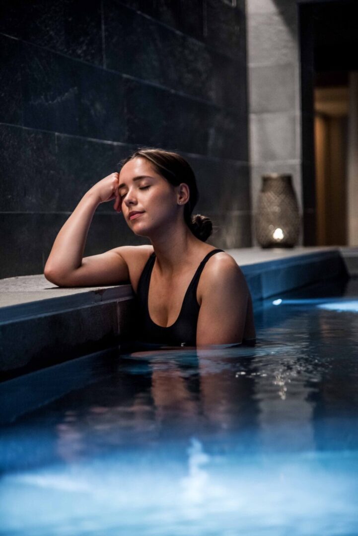 kvinna i pool spa