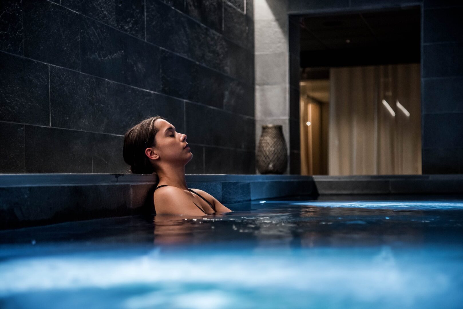 woman in pool at Earth spa Billingehus