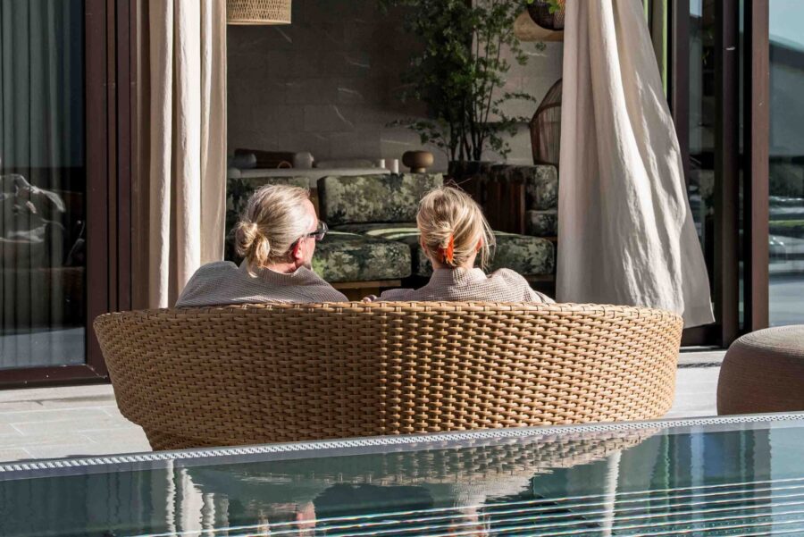 par sitter utomhus på elevation spa
