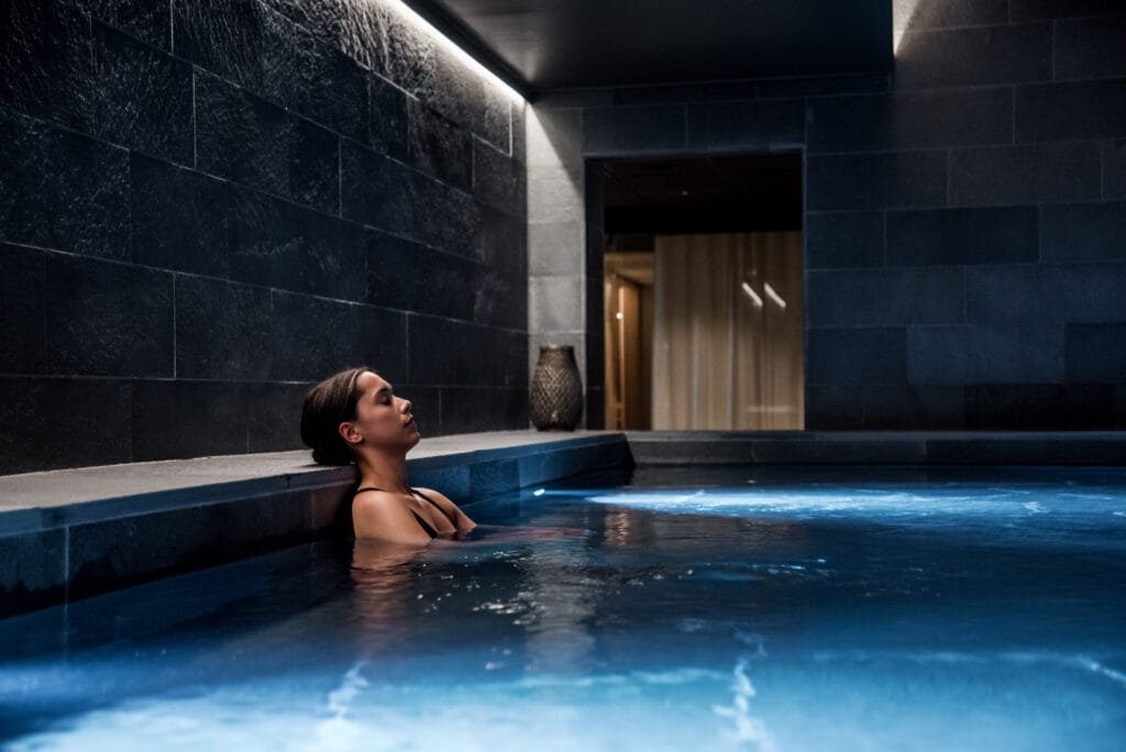 kvinna i pool på spa