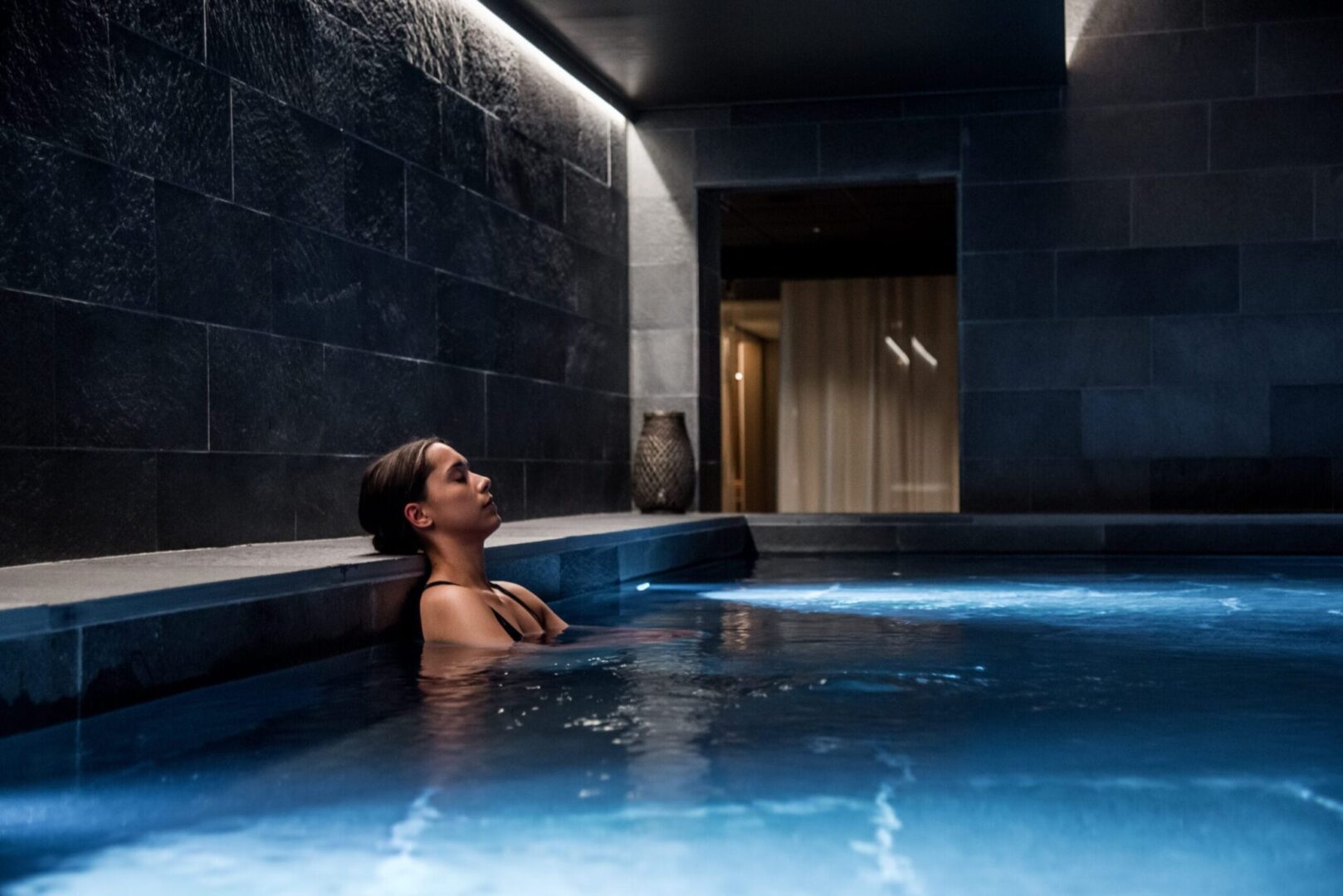 kvinna i pool på spa