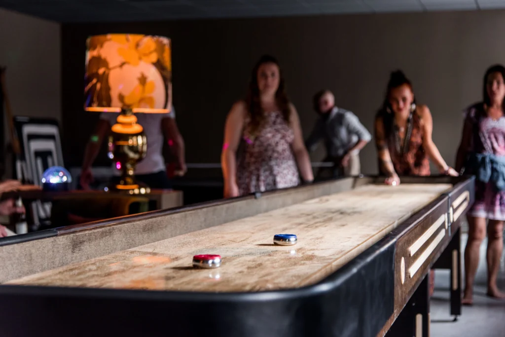 Shuffleboard på hotellet