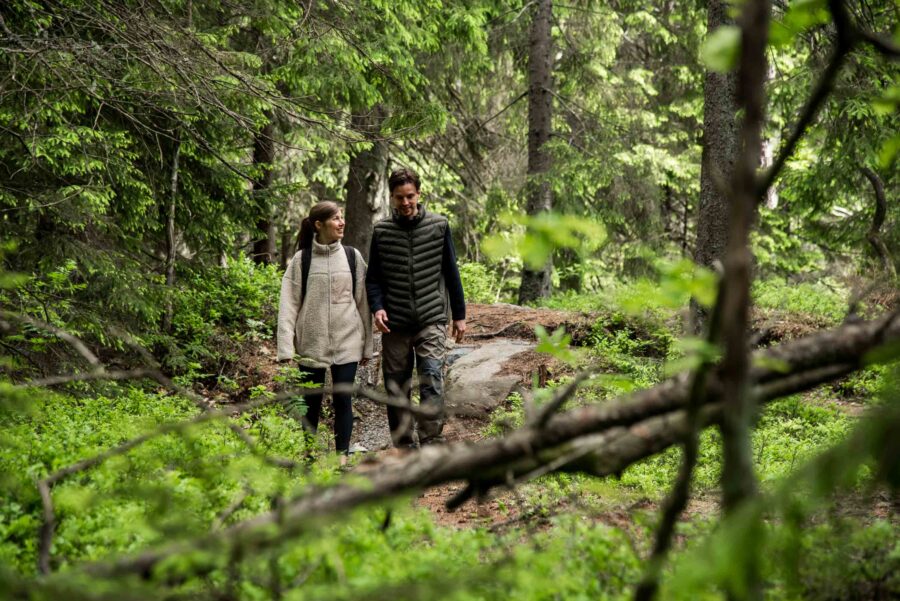 vanaPar vandrar i grönskande skog på Billingen nära hotell Billingehus i Skövdedring på billingen
