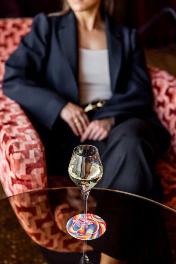 vinglas på bar arne