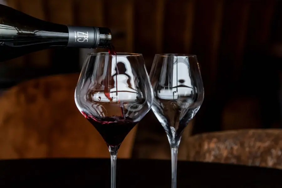 två vinglas med rödvin