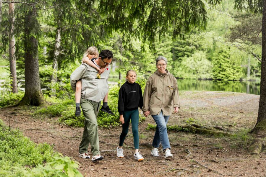 Familj som vandrar