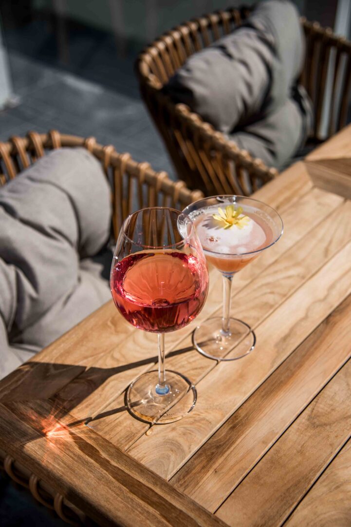 drinkar på restaurang urtid