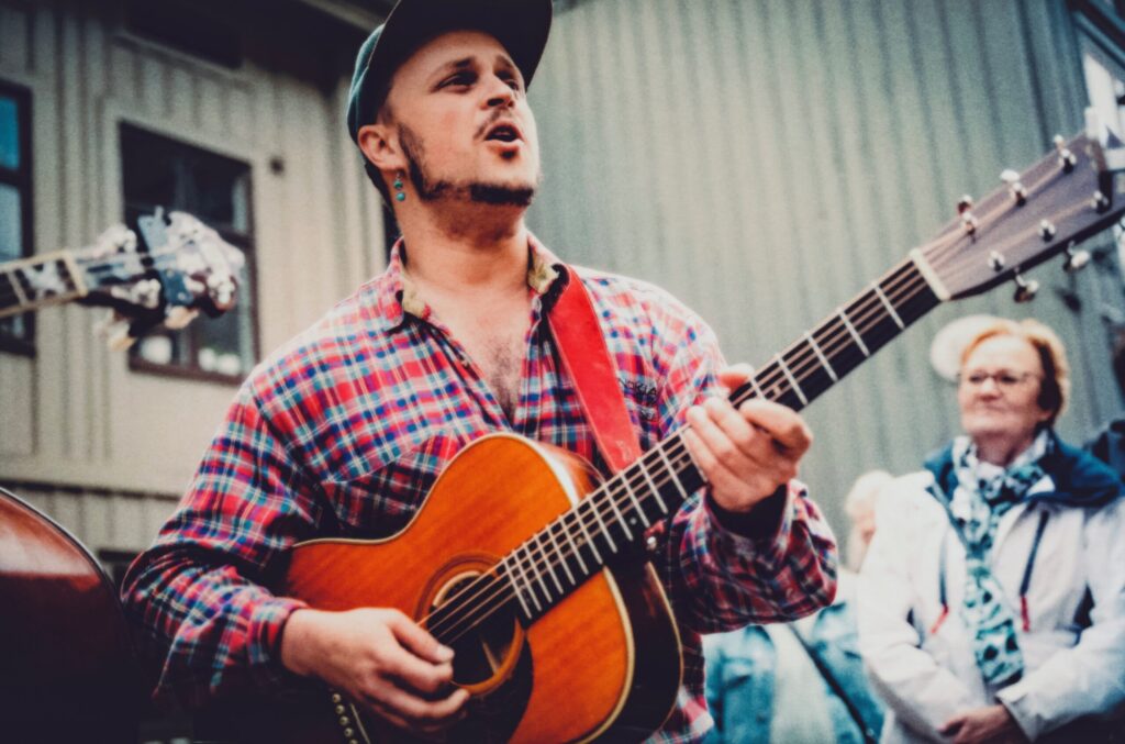 Man spelar sjunger och gitarr