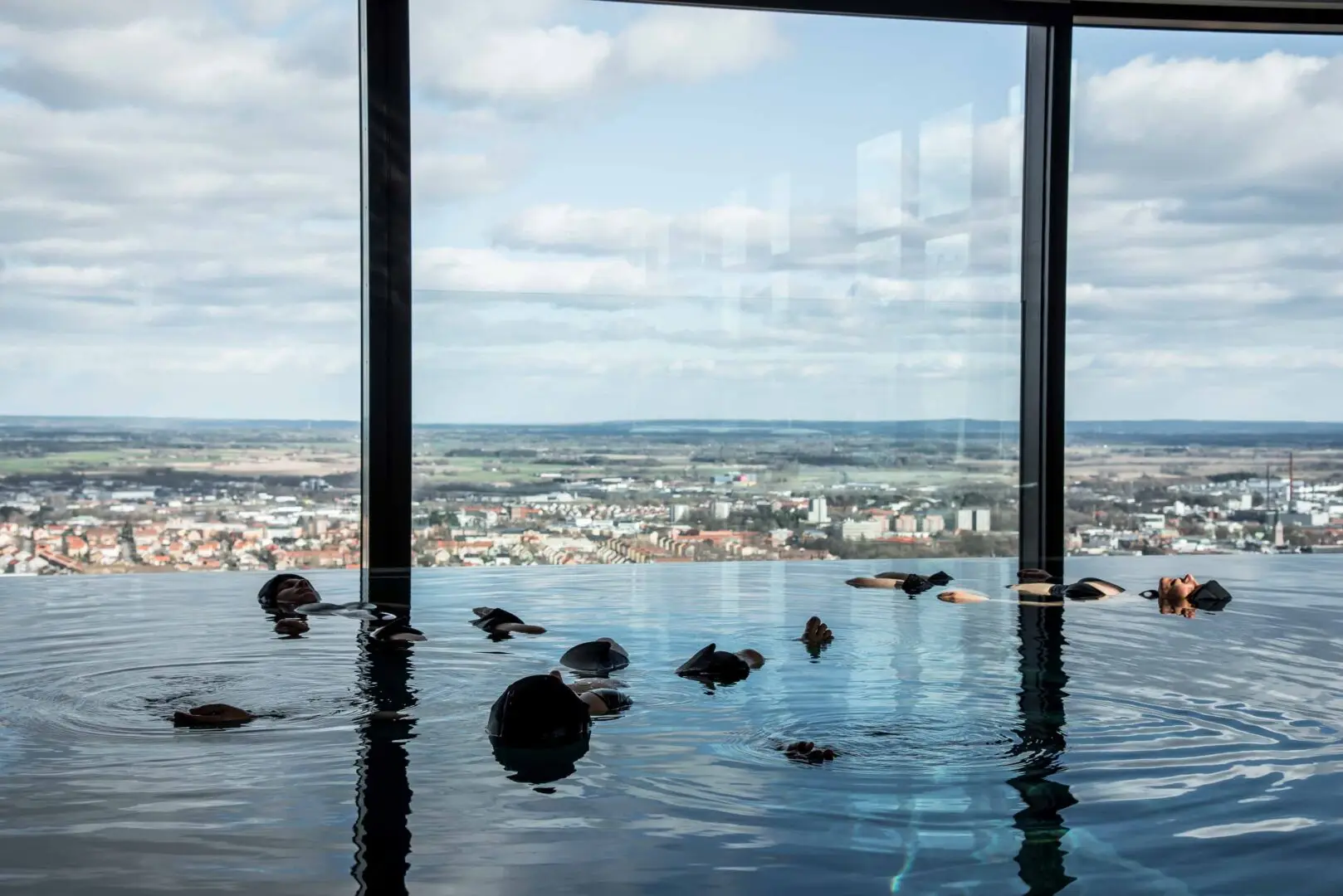 Aqua yoga i infinitypool på Billingehus
