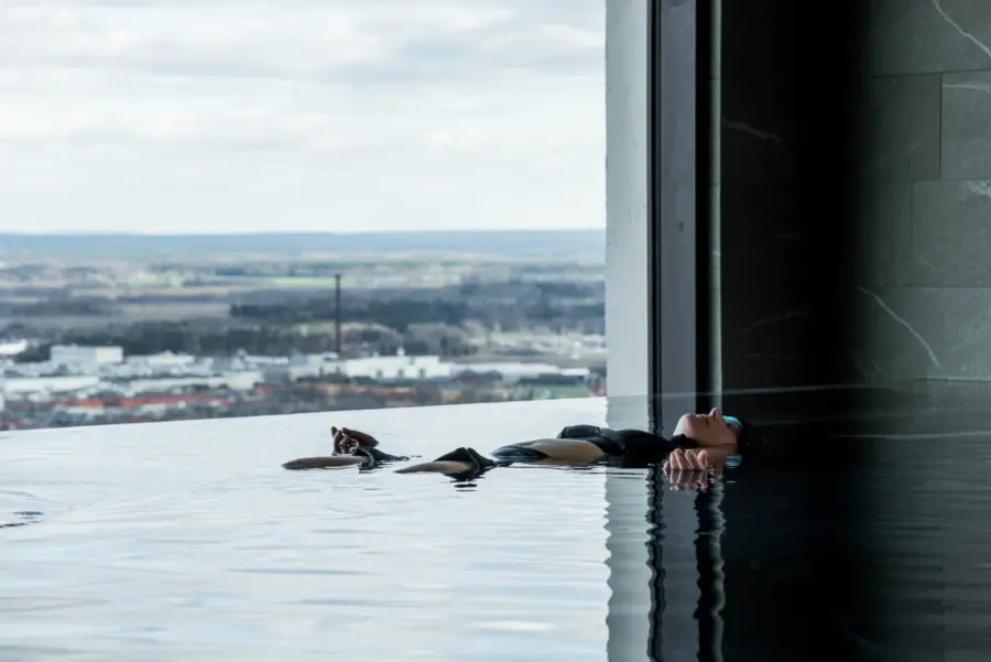 Aqua yoga i infinitypool på Billingehus