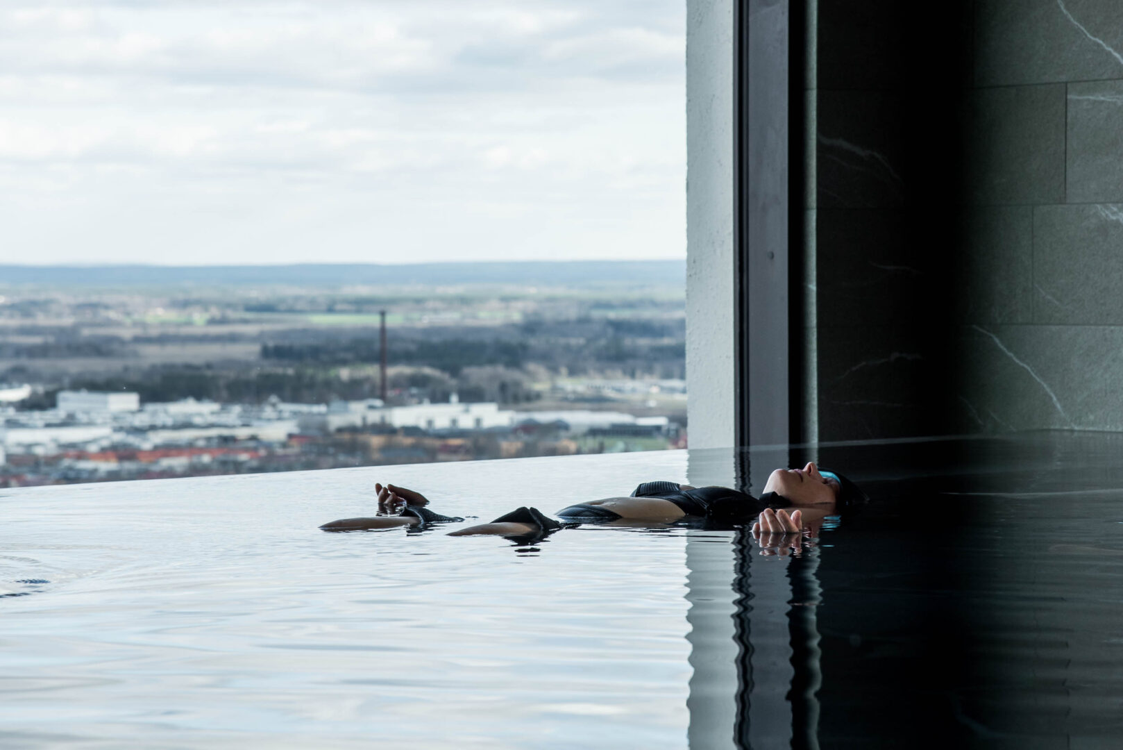 Aqua yoga i infinitypool på Billingehus