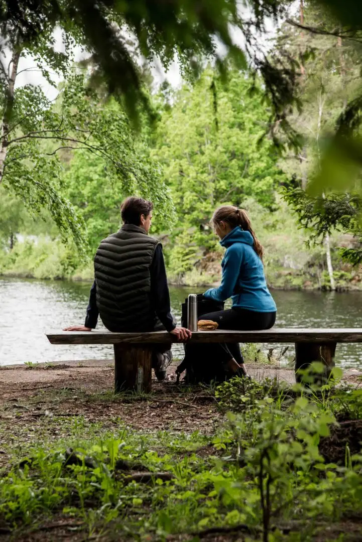 par som fikar i skogen vid en sjö