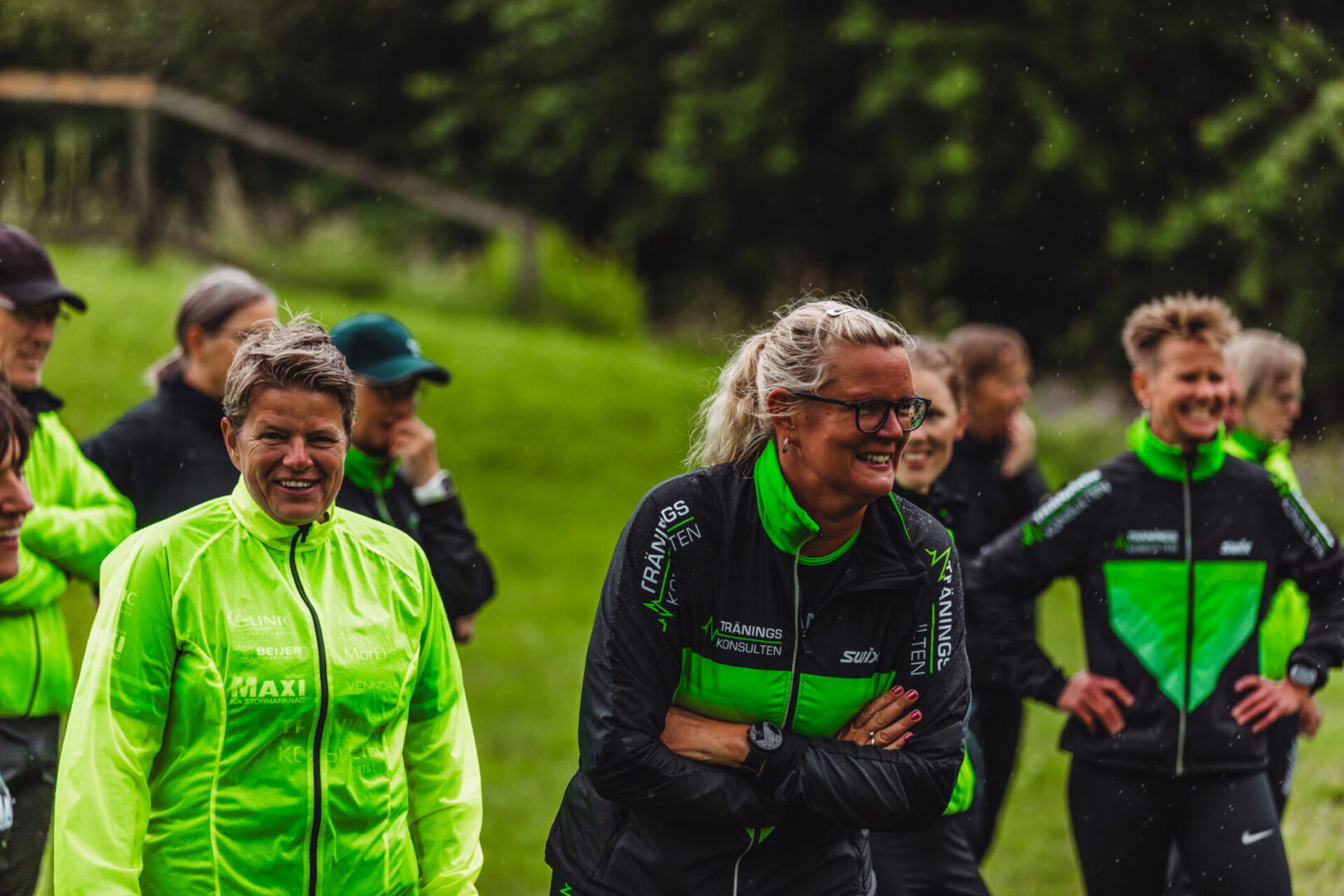 Tjejer tränar med Träningskonsulten