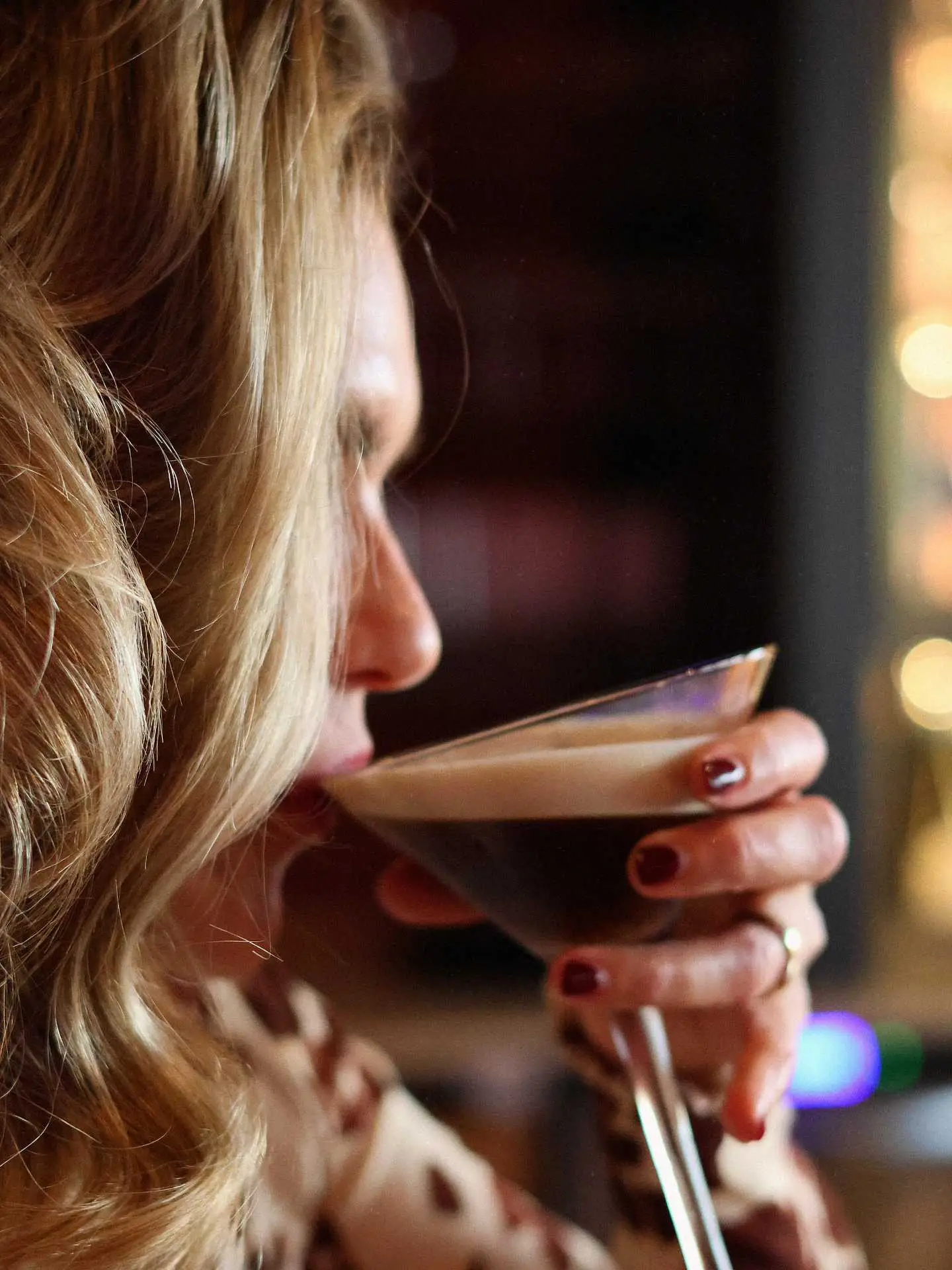 tjej som dricker cocktail foto: friendcation