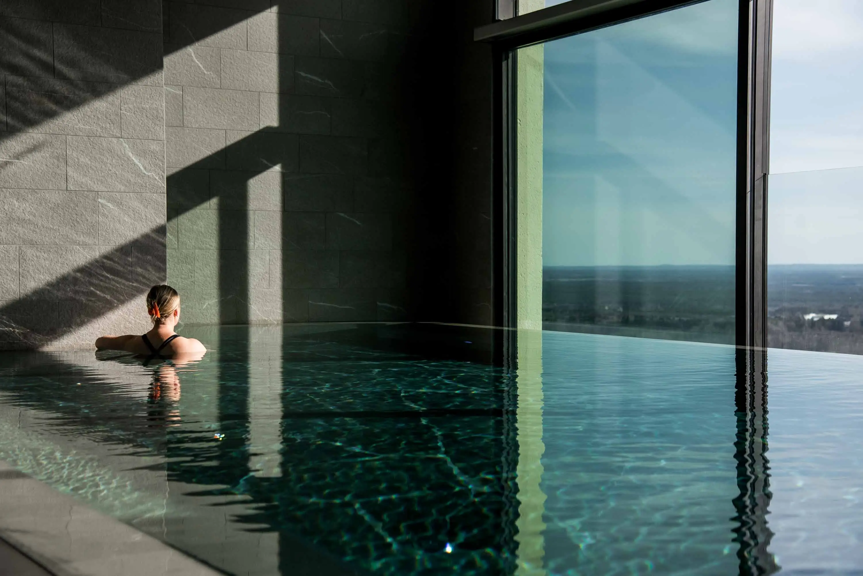 kvinna i pool på elevation spa