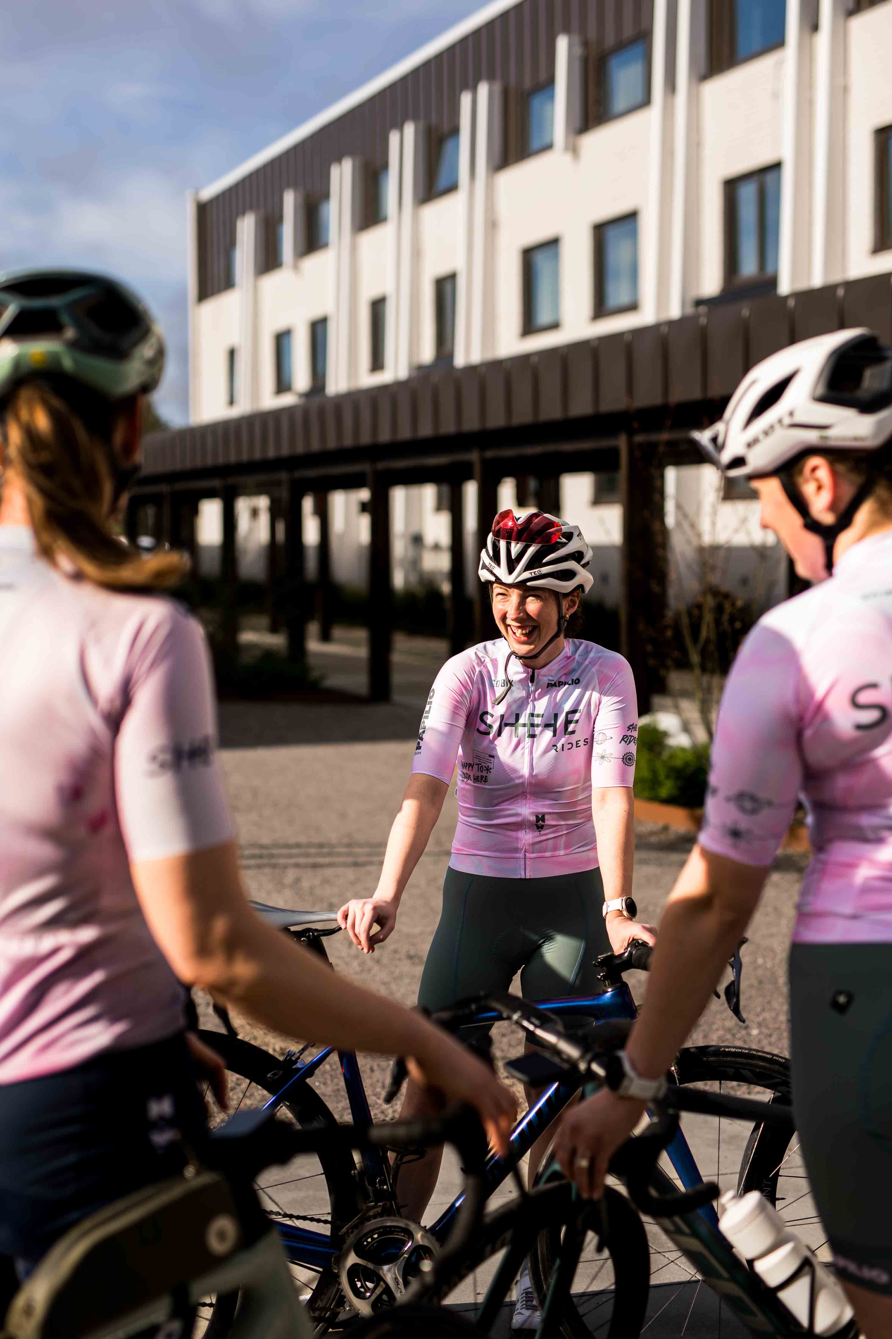 she rides landsvägs cykling