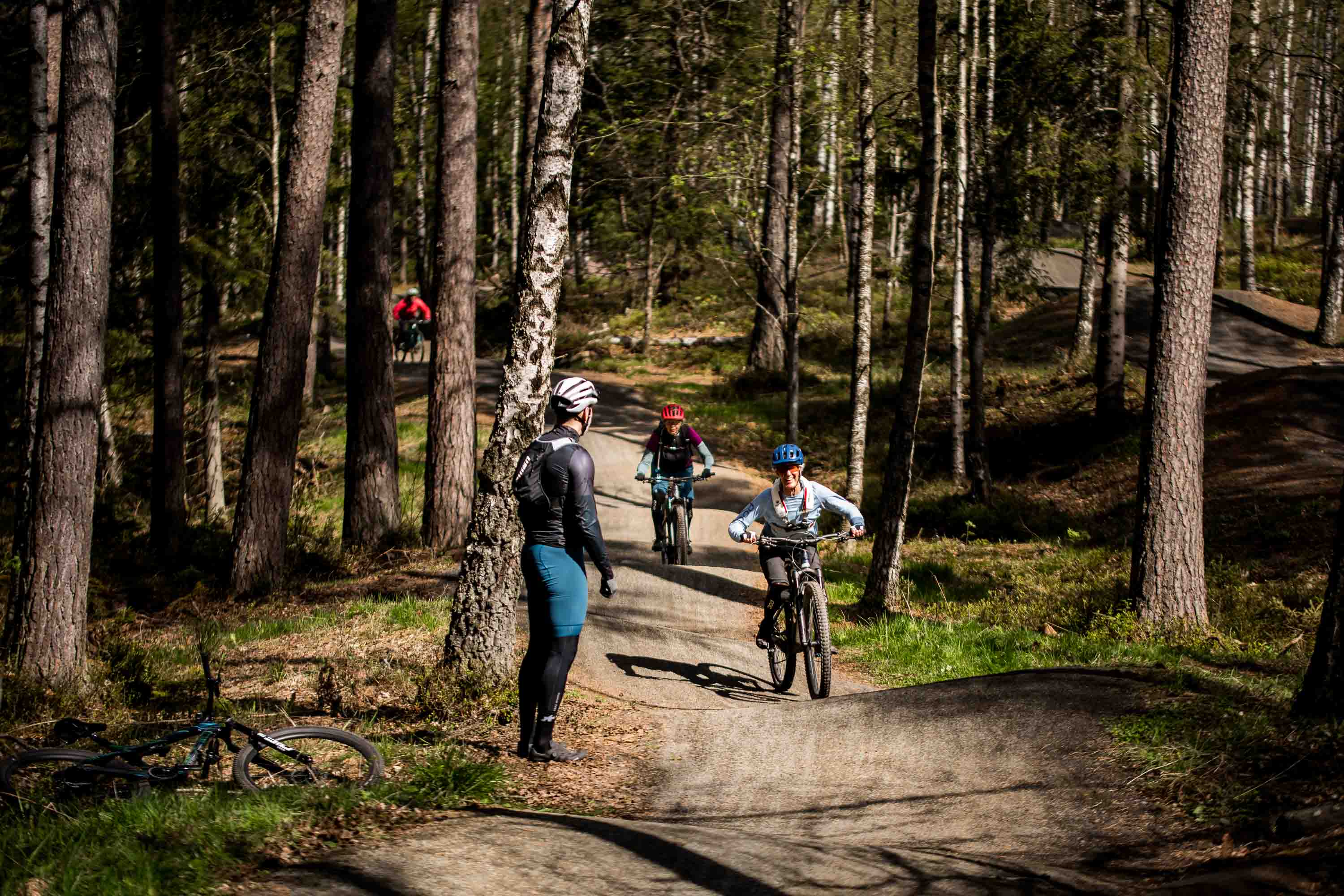 she rides mtb i skogen