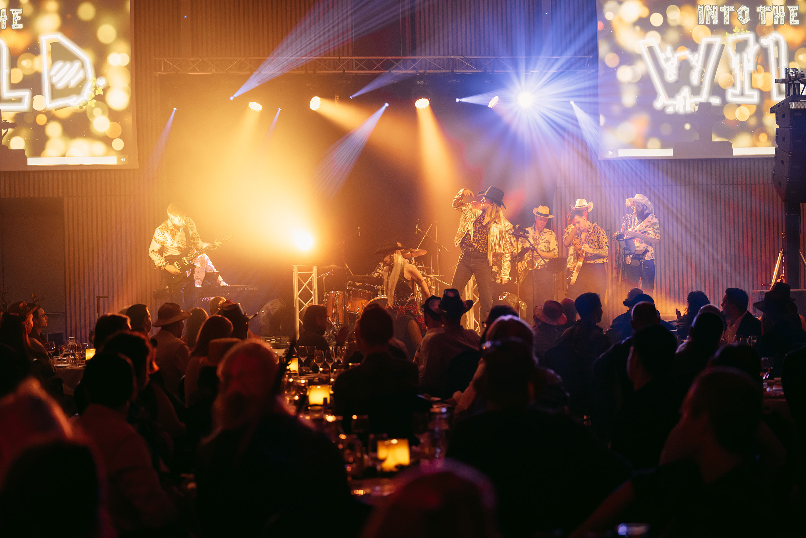 uppträdande på scen i Bergasalen Castra