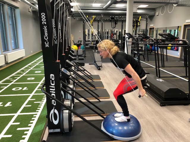 kvinna tränar i stakmaskin